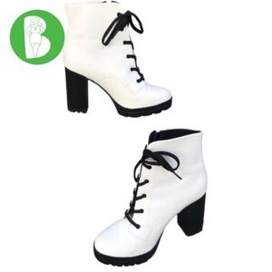 SAPATINHO DE LUXO WHITE & BLACK FAUX LEATHER HEELED COMBAT BOOTS (8M)